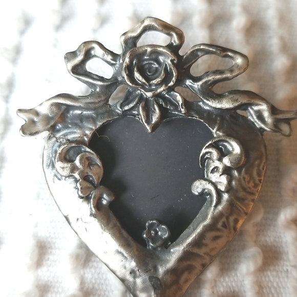 Vintage heart shaped picture frame brooch pin pewter finish - Picture 3 of 4